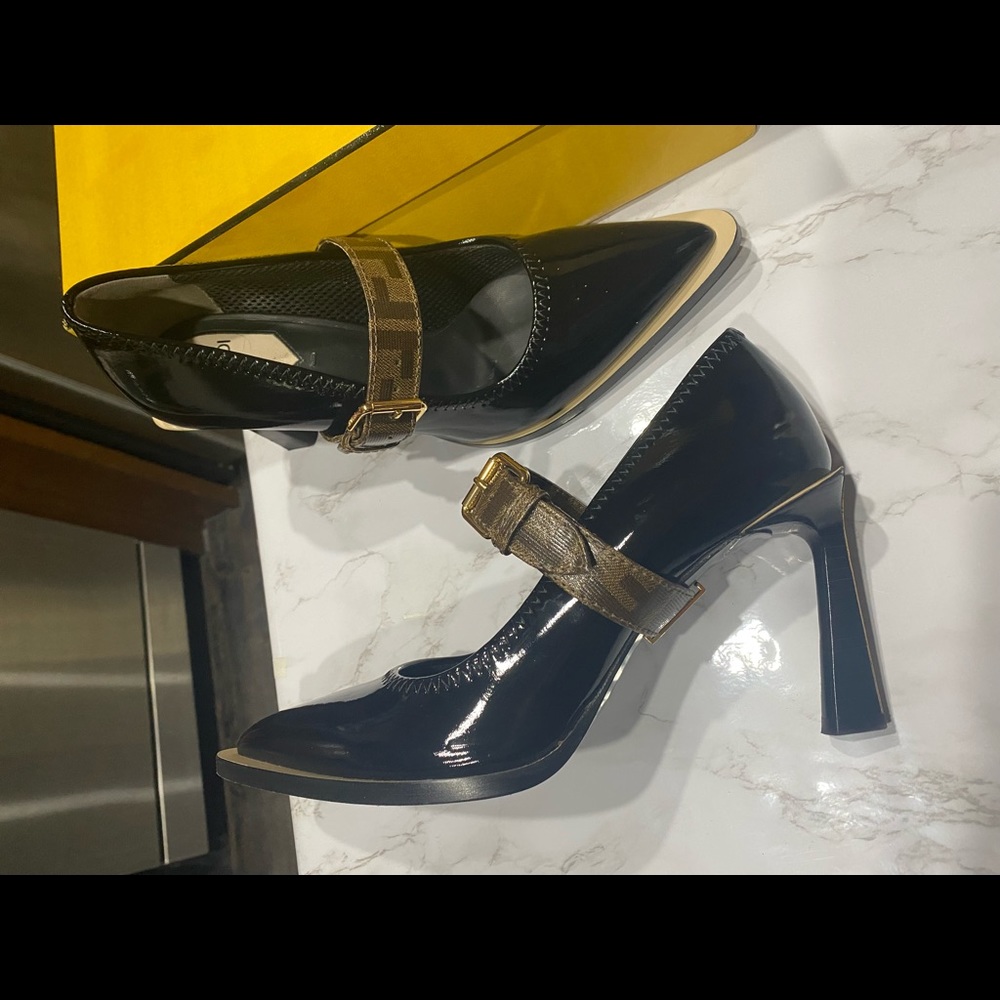Fendi Heels. Décolleté Vernice